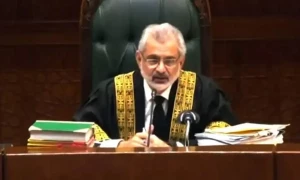 مخصوص نشستیں: چیف جسٹس نے اکثریتی ججوں کی وضاحت پر نو سوالوں کے جواب مانگ لئے
