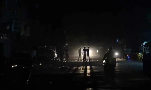 کے الیکٹرک کے دفتر کے باہر احتجاجی مظاہرہ، موٹر سائیکل نذر آتش