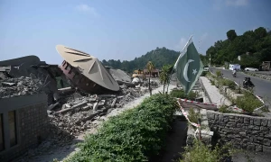 In pictures: Labourers demolish Islamabad&rsquo;s Monal restaurant