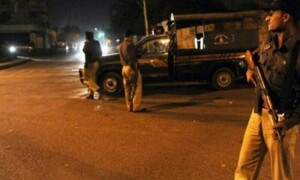 بیٹےکی گاڑی کوکیوں روکا؟ کراچی پولیس افسر کا ٹریفک پولیس سے جھگڑا