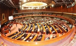 آرٹیکل 63 اے فیصلہ: حکومت کا پارلیمنٹ سے آئینی ترامیم منظور کرانے کا امکان
