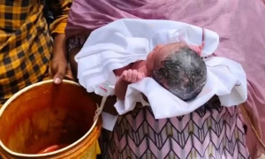 پبلک ٹوائلٹ میں چھوڑی گئی نومولود کو سینیٹری ورکرز نے بچالیا