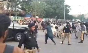 کراچی میں سندھ رواداری مارچ اور ٹی ایل پی کی پولیس سے جھڑپیں، ایک شخص جاں بحق