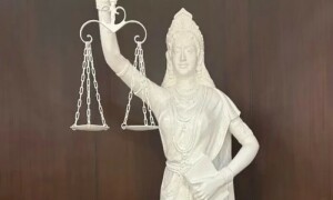 اب قانون اندھا نہیں رہا، بھارتی سپریم کورٹ میں انصاف کی دیوی کا مجسمہ تبدیل