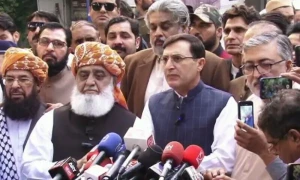 پی ٹی آئی کا آئینی ترمیم پر رائے شماری کے بائیکاٹ کا اعلان، فضل الرحمان کی حمایت