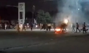کراچی میں وکلا کا احتجاج، شہریوں سے تصادم میں موٹر سائیکل نذر آتش