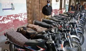 بھاٹی گیٹ پولیس کا موٹر سائیکل چوری کرنے والے بچوں کے ساتھ احسن اقدام