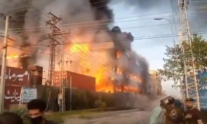 پشاور: ٹشو پیپر فیکٹری میں لگی خوفناک آگ تاحال بے قابو، فائر فائٹرز کی حالت غیر، پاک فضائیہ پہنچ گئی