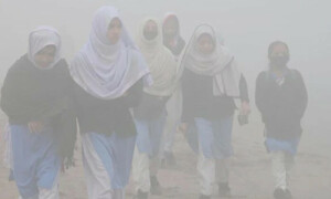 لاہور میں ا&lrm;سموگ کی وجہ سے خصوصی اور بیمار بچوں کو اسکول آنے سے روک دیا گیا