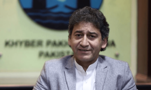عاطف خان کو نیا نوٹس جاری، سرکاری فنڈ نجی ہاؤسنگ سوسائٹی پر لگانے کا الزام