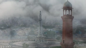 3 سالہ بچی نے فضائی آلودگی پر قابو نہ پانے کیخلاف لاہور ہائیکورٹ سے رجوع کر لیا