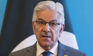 خواجہ آصف نے عمران خان کی امریکا حوالگی کا امکان مسترد کردیا