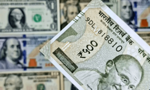 ڈالر کے سامنے بھارتی روپیہ زمین بوس. تاریخ کی کم ترین سطح پر پہنچ گیا