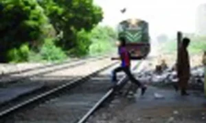 اوکاڑہ میں اسموگ کے سبب طالبعلم اور طالبہ ٹرین سے کچلے گئے