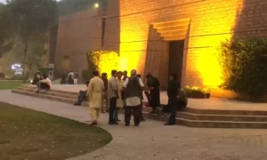 لاہور میں سموگ: تعلیمی ادارے اور مارکٹیں بند، لیکن ناچ گانوں کی محفلیں جاری