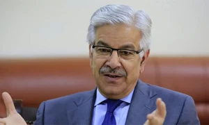 سموگ فصل جلنے سے نہیں، اصل حکمرانوں نے ٹرک کی بتی کے پیچھے لگایا ہوا ہے، خواجہ آصف
