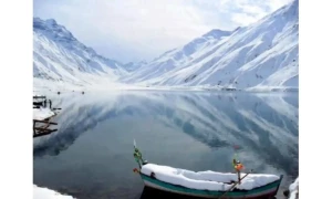 برفباری سے جھیل سیف الملوک کاحسن مزید نکھر گیا، سیاح پہنچ گئے