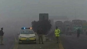 Motorways closed, flights delayed as smog continues to envelop Punjab and Sindh