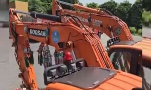 پی ٹی آئی رہنما کا صوابی جانے والی مشینری پر نامعلوم افراد کے حملے کا دعویٰ
