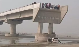 گوگل میپ نے غلط راستہ بتا کر زیرِتعمیر پُل پر پہنچا دیا، گاڑی گرنے پر 3 نوجوان ہلاک