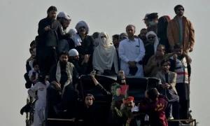 &rsquo;خان کو لئے بغیر ڈی چوک سے نہیں نکلوں گی&lsquo;، بشریٰ بی بی نے کارکنان سے بھی حلف لے لیا
