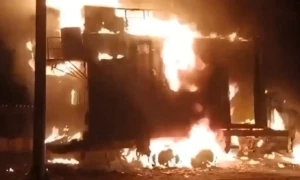 پی ٹی آئی قائدین کے کنٹینر کو آگ لگا دی گئی، بلیو ایریا خالی کرا لیا گیا، گنڈاپور اور بشریٰ بی بی غائب