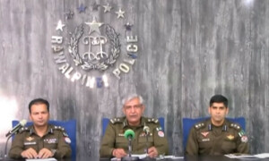 مظاہرین کے تشدد سے 262 پولیس اہلکار زخمی، 25 کی حالت نازک، 11 گاڑیاں جلائی گئیں