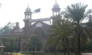 لاہور ہائیکورٹ، حکومت کی جانب سے اسموگ کے باعث لگائی گئیں پابندیوں میں نرمی پر تشویش کا اظہار