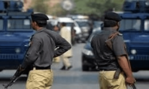 قصبہ کالونی میں 2 مبینہ ڈاکوؤں کی ہلاکت، &rsquo;مقتول کی کال ریکارڈنگ سامنے آنے پر پولیس مقابلہ مشکوک قرار پایا&lsquo;