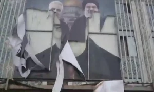 دمشق میں ایرانی سفارتخانے پر دھاوا، حسن نصراللہ کے پوسٹر پھاڑ دیئے گئے
