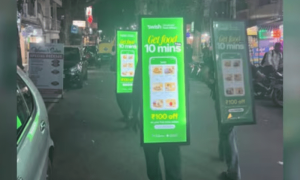 بھارت میں چلتے پھرتے اشتہارات سڑکوں پر آگئے