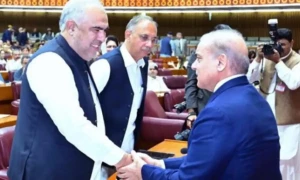 مذاکرات کیلئے قبلہ تبدیل، دوسری طرف سے پی ٹی آئی کا ہاتھ جھٹک دیا گیا؟