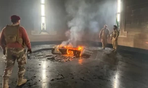 شام میں باغیوں نے بشار الاسد کے والد کے مقبرے کو آگ لگا دی، مناظر وائرل