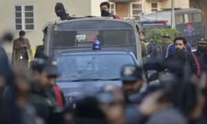&rsquo;دوبارہ گرفتار کیا تو پولیس والوں کو ہتھکڑی لگوادوں گا&lsquo;، اے ٹی سی جج نے 32 ملزمان کو مقدمے سے ڈسچارج کردیا