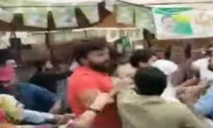 شہدا کی یاد میں تقریب، پی ٹی آئی کارکنان کھانے پر آپس میں گھتم گھتا