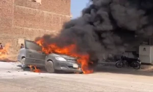 سوئی گیس کی لائن لیک ہونے سے سڑک پر آگ بھڑک اٹھی، کار جل گئی