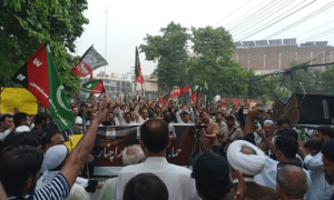 کرم میں راستوں کی بندش کیخلاف احتجاج، تمام تعلیمی ادارے بند