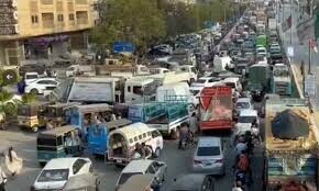 کراچی کے 11مقامات پر احتجاجی دھرنے، ٹریفک جام، شہری رل گئے