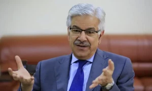 پہلے کہتا تھا غلامی نامنظور، اب امریکا کی منتیں کر رہا ہے مجھے بچاؤ، خواجہ آصف