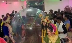 بھارت : دلہن کی شادی ہال میں غبارے میں بیٹھ کر انٹری ، ویڈیو وائرل