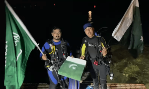 سعودیہ میں پاکستانیوں نے انوکھا انداز اپنایا، سمندر میں نیا سال منایا