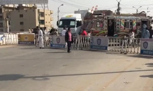 کراچی میں دھرنے: گرین لائن سروس بحال، آج کونسی سڑکیں بند اور کونسی کھلی ہیں؟