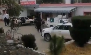 لوئر کُرم میں سرکاری گاڑیوں پر حملے میں زخمی ڈپٹی کمشنر پشاور منتقل، حالات قابو میں ہیں، بیرسٹر سیف