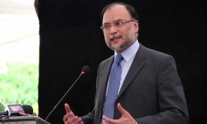 بانی پی ٹی آئی دوسروں سے رسیدیں مانگتے تھے اپنی نہیں دکھاسکے، احسن اقبال