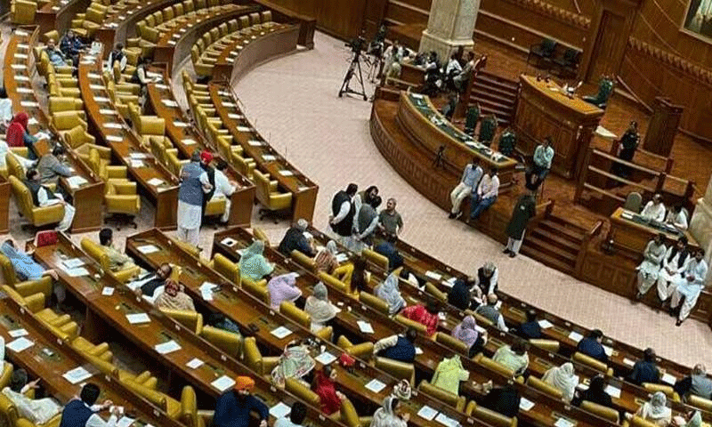 پنجاب اسمبلی اجلاس میں پی ٹی آئی کا احتجاج، عمران خان کی رہائی مطالبہ