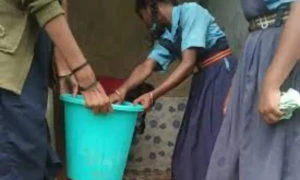 بھارت میں طالبات سے بیت الخلاء دھلوائے جانے لگے