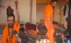 فالتو سوال پوچھنے والے یوٹیوبر کو سادھو بابا نے چمٹے سے پیٹ دیا
