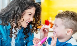 6 سال سے کم عمر بچوں کے والدین غلطی سے بھی ان کے سامنے یہ 5 کام نہ کریں