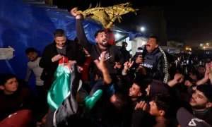 جنگ بندی معاہدے کے بعد بے گھر فلسطینیوں میں جشن کا سماں، امدادی سامان کی ترسیل شروع