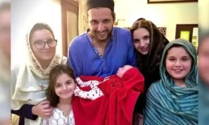 شاہد آفریدی بیٹیوں کے پیار کے آگے مجبور، بیگم پر غصے سے متعلق بے بسی کا اظہار